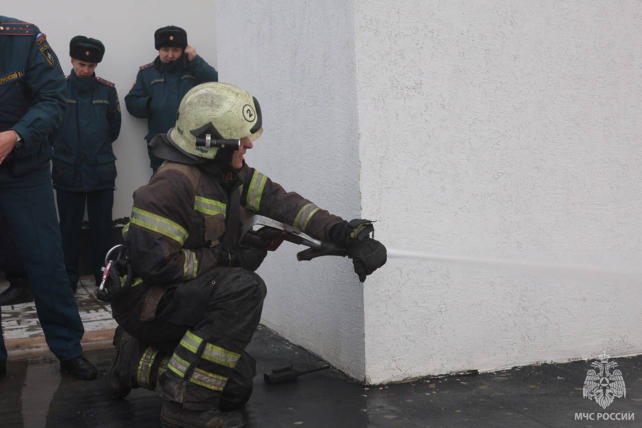 В Оренбурге отрабатывали тушение пожара на крыше высотки В Оренбурге отрабатывали тушение пожара на крыше высотки