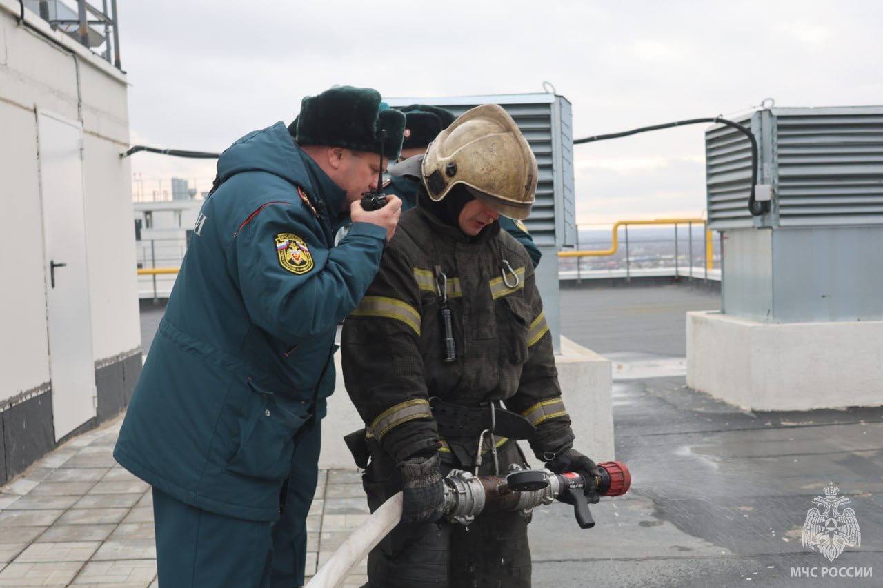 В Оренбурге отрабатывали тушение пожара на крыше высотки В Оренбурге отрабатывали тушение пожара на крыше высотки