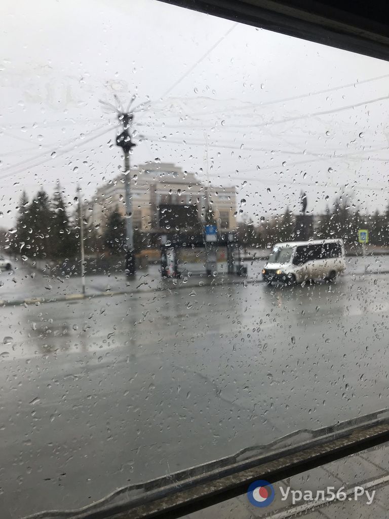 Дождливый Орск из окна трамвайного вагона Дождливый Орск из окна трамвайного вагона