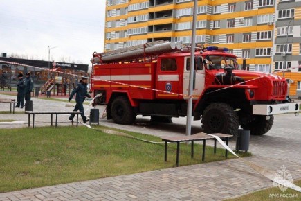 Оренбургские пожарные отработали тушение на крыше многоэтажки