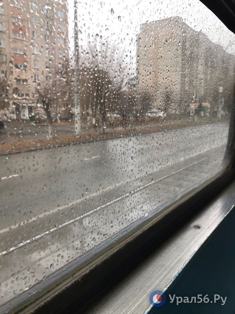 Дождливый Орск из окна трамвайного вагона Дождливый Орск из окна трамвайного вагона