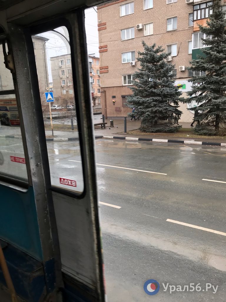 Дождливый Орск из окна трамвайного вагона Дождливый Орск из окна трамвайного вагона