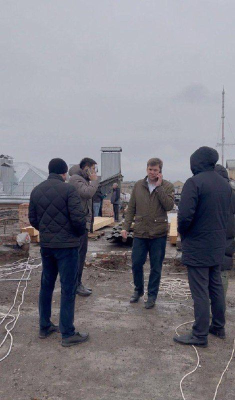 Альберт Юмадилов проверил ход работ по восстановлению кровли в доме на Больничном