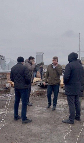 Альберт Юмадилов проверил ход работ по восстановлению кровли в доме на Больничном