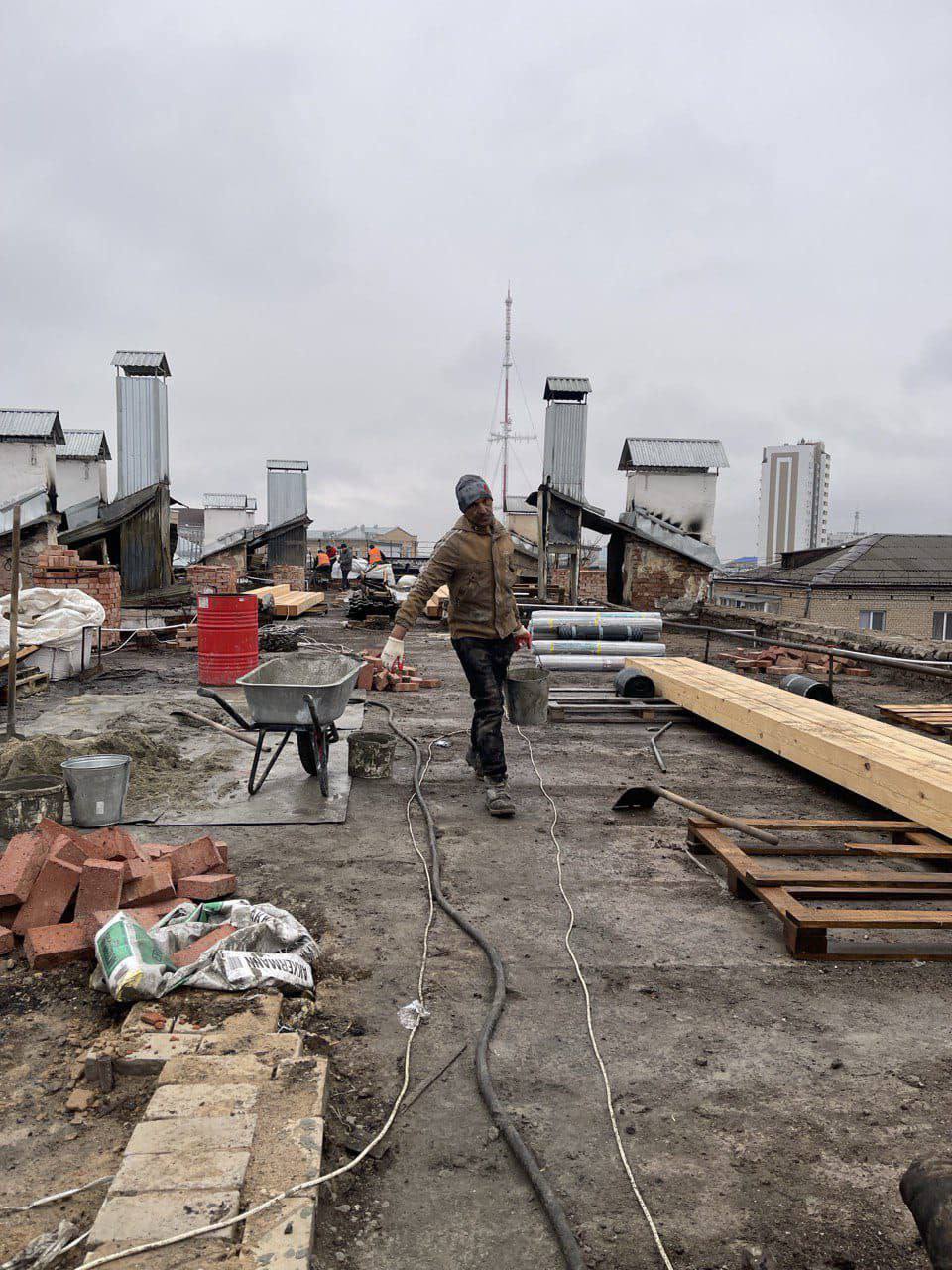 Альберт Юмадилов проверил ход работ по восстановлению кровли в доме на Больничном Альберт Юмадилов проверил ход работ по восстановлению кровли в доме на Больничном