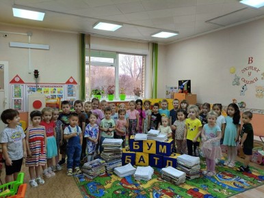 Батл продолжается: оренбуржцы принимают участие в акции по сбору макулатуры