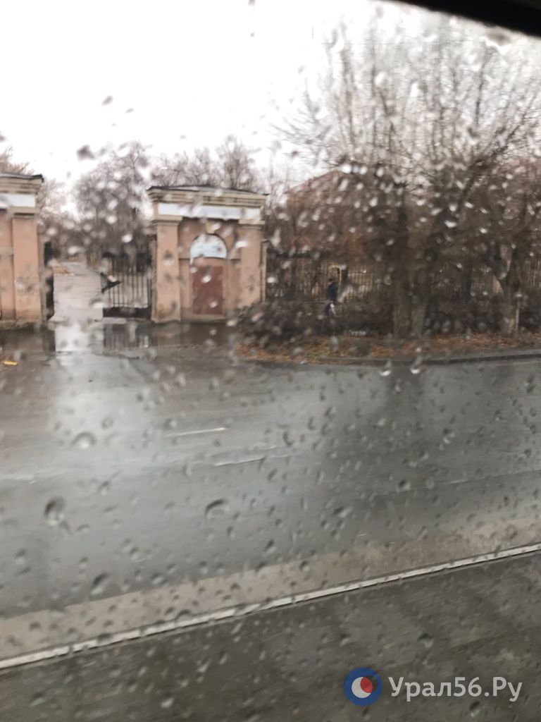 Дождливый Орск из окна трамвайного вагона Дождливый Орск из окна трамвайного вагона