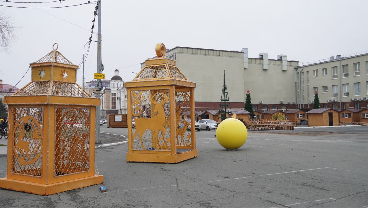 На площади им. Ленина обустраивают Новогодний городок На площади им. Ленина обустраивают Новогодний городок
