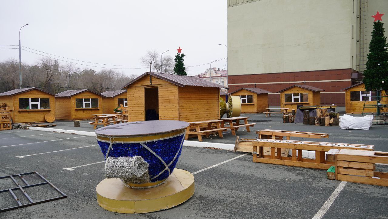 На площади им. Ленина обустраивают Новогодний городок На площади им. Ленина обустраивают Новогодний городок