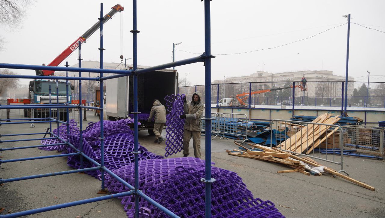 На площади им. Ленина обустраивают Новогодний городок На площади им. Ленина обустраивают Новогодний городок