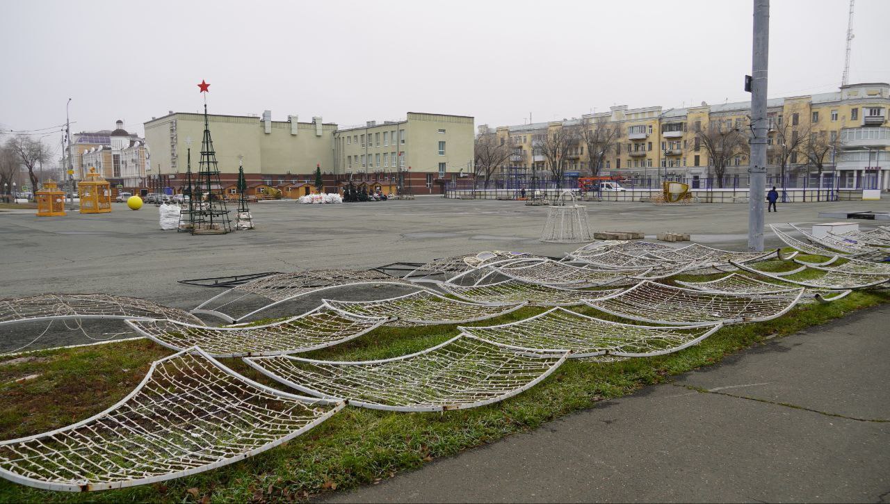 На площади им. Ленина обустраивают Новогодний городок На площади им. Ленина обустраивают Новогодний городок