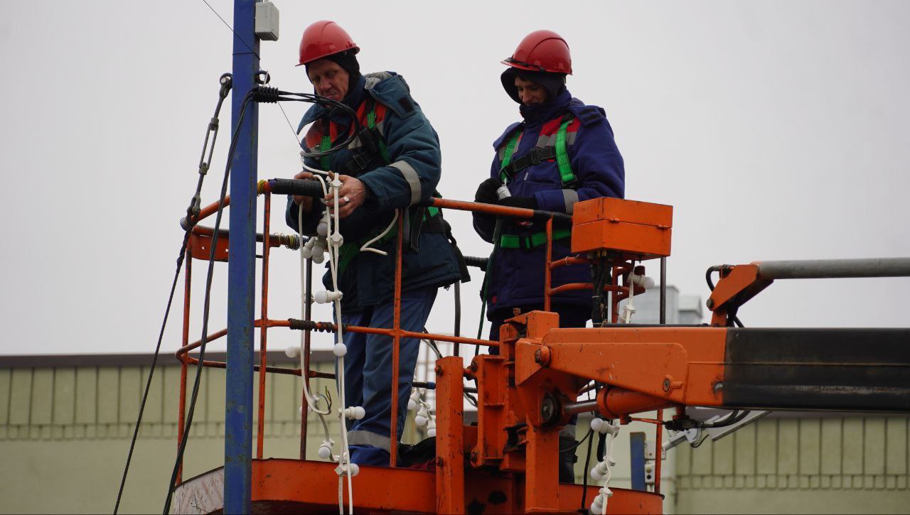 На площади им. Ленина обустраивают Новогодний городок На площади им. Ленина обустраивают Новогодний городок