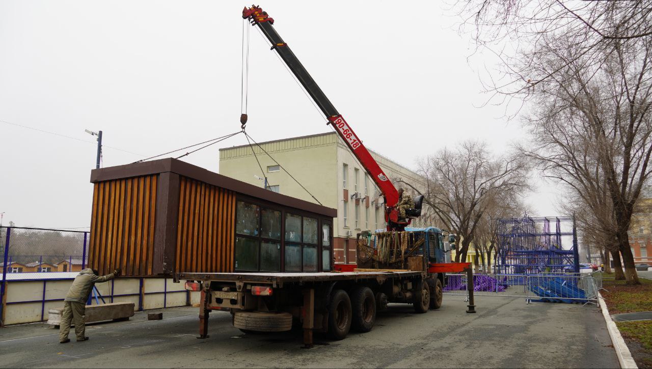 На площади им. Ленина обустраивают Новогодний городок На площади им. Ленина обустраивают Новогодний городок