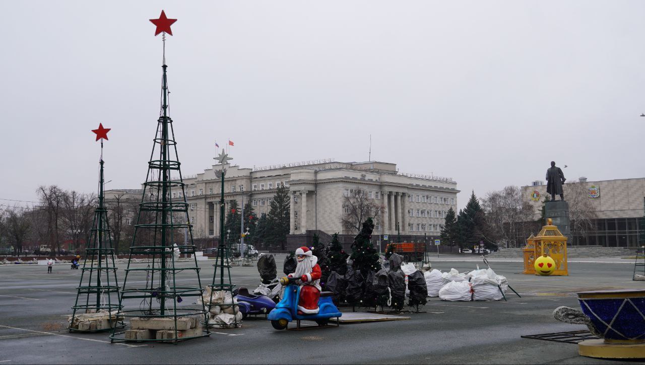 На площади им. Ленина обустраивают Новогодний городок