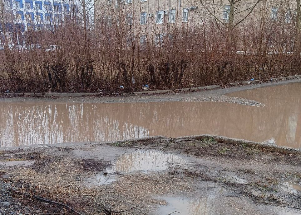 Путь через лужи за медпомощью: Когда в Оренбурге откроют здание поликлиники №2 на улице Джангильдина?