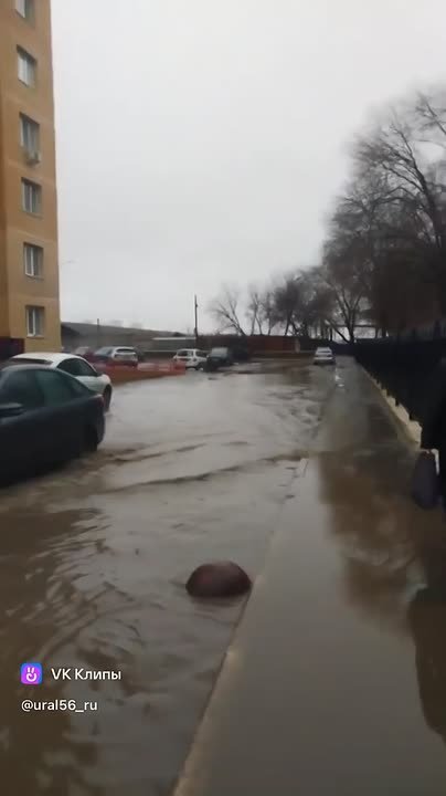Год прошел, число сменилось, лужа снова появилась: На улице Народной в Оренбурге снова образовалось грязевое море