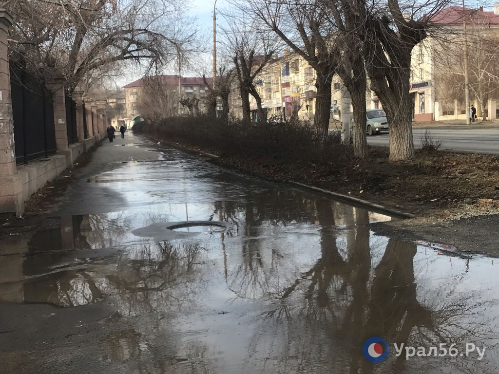 В центре Орска залило дороги и тротуары В центре Орска залило дороги и тротуары