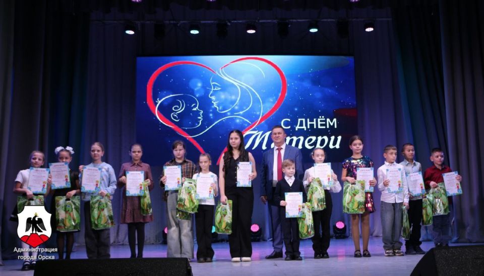 Октябрьский район поздравил орчанок с наступающим Днем матери