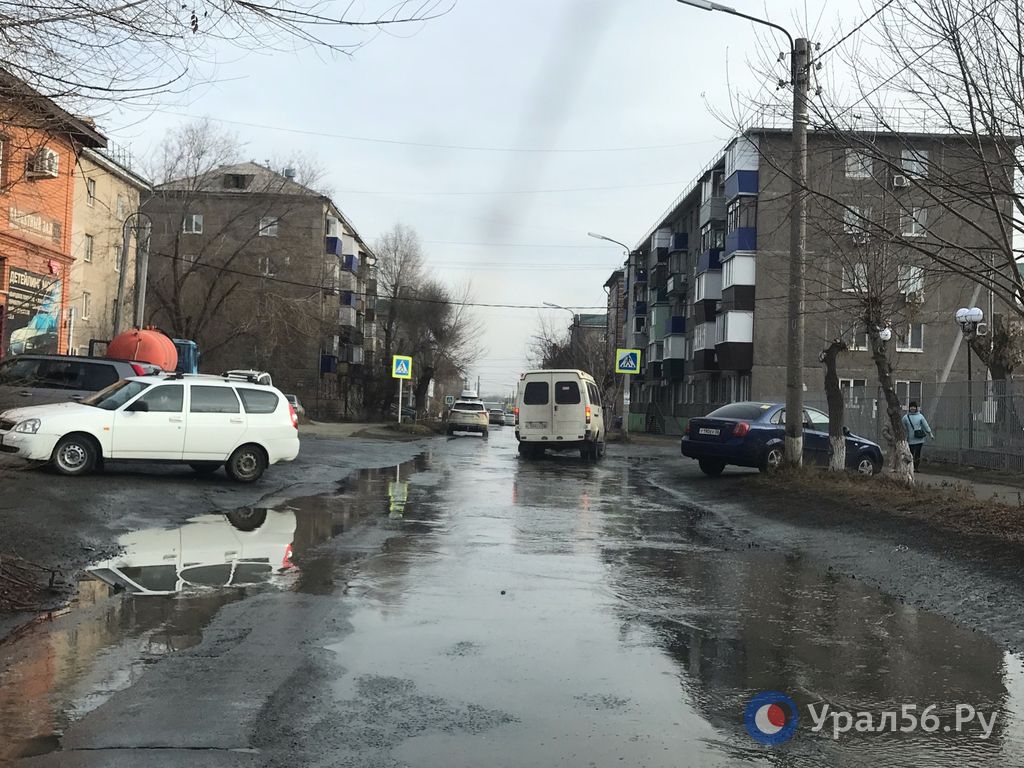 В центре Орска залило дороги и тротуары
