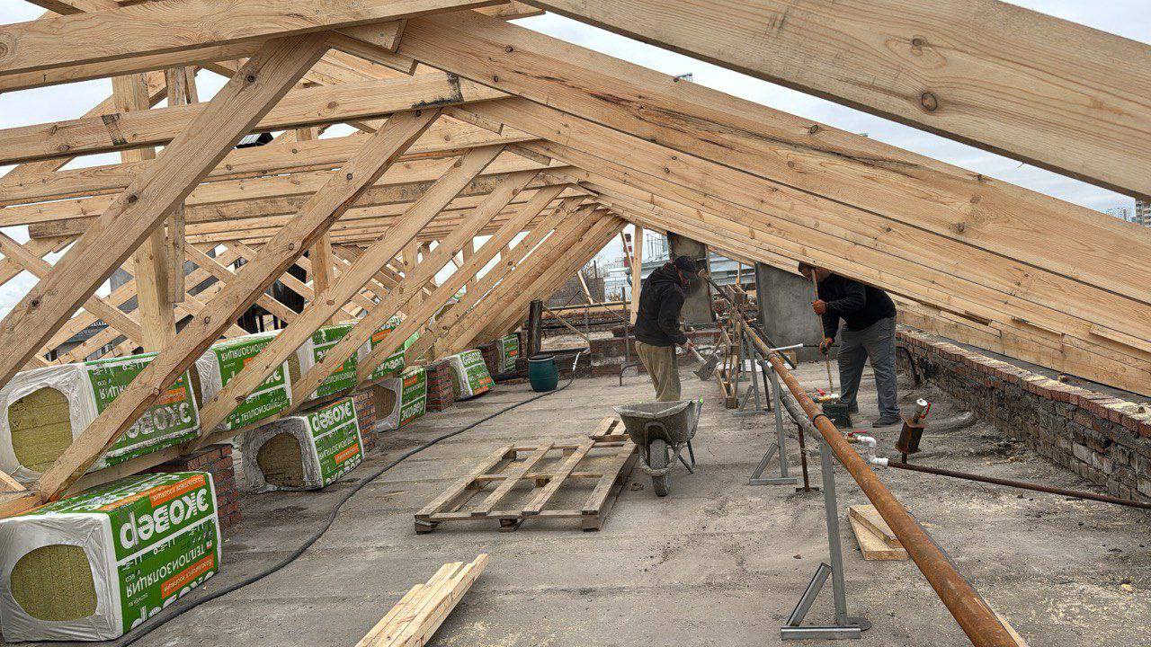 В Оренбурге активно восстанавливают крышу дома, пострадавшего от ноябрьского пожара В Оренбурге активно восстанавливают крышу дома, пострадавшего от ноябрьского пожара