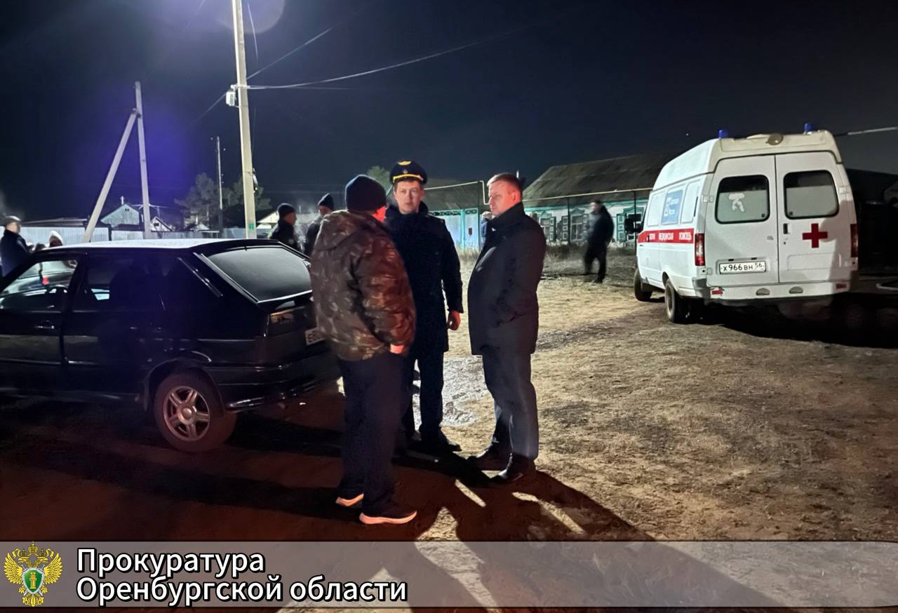 На месте пожара в поселке Оренбургской области, где погибли двое детей, работает прокуратура