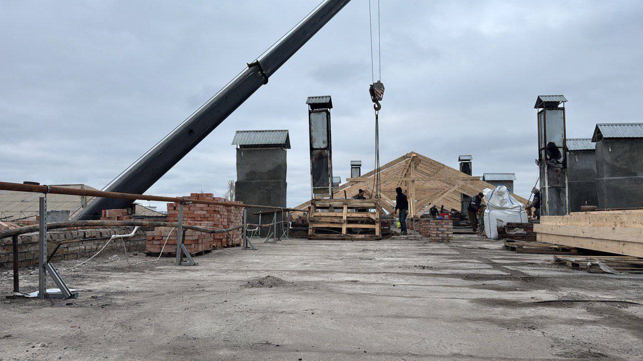 В Оренбурге активно восстанавливают крышу дома, пострадавшего от ноябрьского пожара