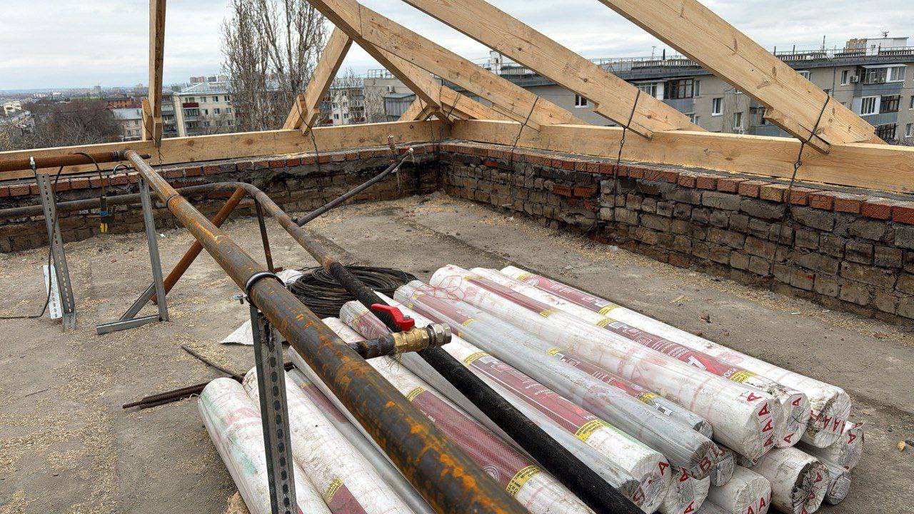 В Оренбурге активно восстанавливают крышу дома, пострадавшего от ноябрьского пожара В Оренбурге активно восстанавливают крышу дома, пострадавшего от ноябрьского пожара