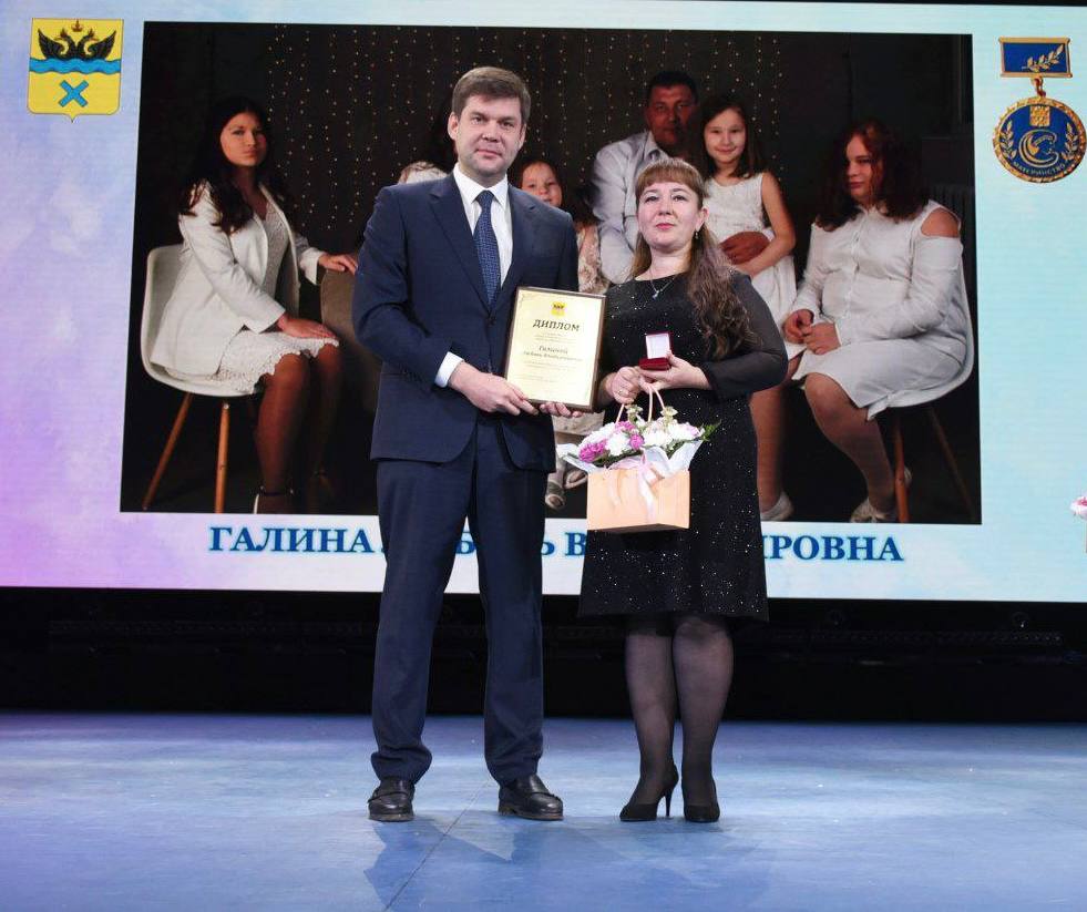 Альберт Юмадилов: Сегодня мне выпала честь поздравить многодетных оренбуржцев и вручить им муниципальные награды - медали «Материнство» и почетные знаки «Отцовская слава», ставшие символами глубокого уважения и общественного... Альберт Юмадилов: Сегодня мне выпала честь поздравить многодетных оренбуржцев и вручить им муниципальные награды - медали «Материнство» и почетные знаки «Отцовская слава», ставшие символами глубокого уважения и общественного...