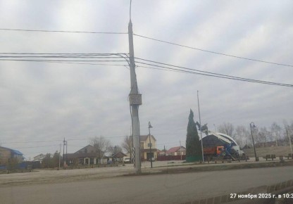 Оренбург готовится к Новому году: в микрорайоне Южный устанавливают праздничную елку
