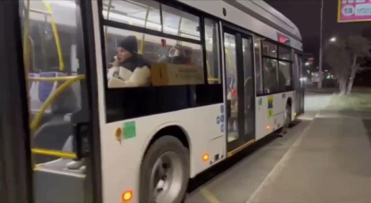 Оренбуржцы ликуют.... «Горожанин» Уфимского трамвайно-троллейбусного завода замечен в Оренбурге на остановке Мичурина по маршруту №4. Автор: @orenbyrr