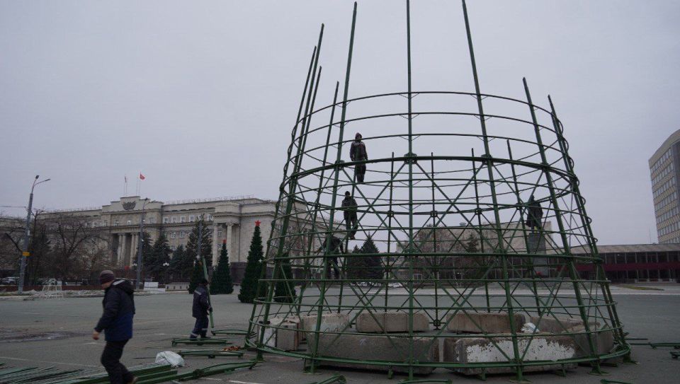 Оренбург готовится к Новому году: на площади им. Ленина стартовал монтаж главной лки