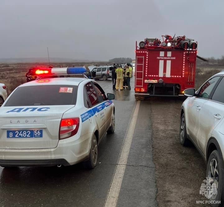 Сотрудники МЧС России деблокировали погибших в ДТП в Первомайским районе