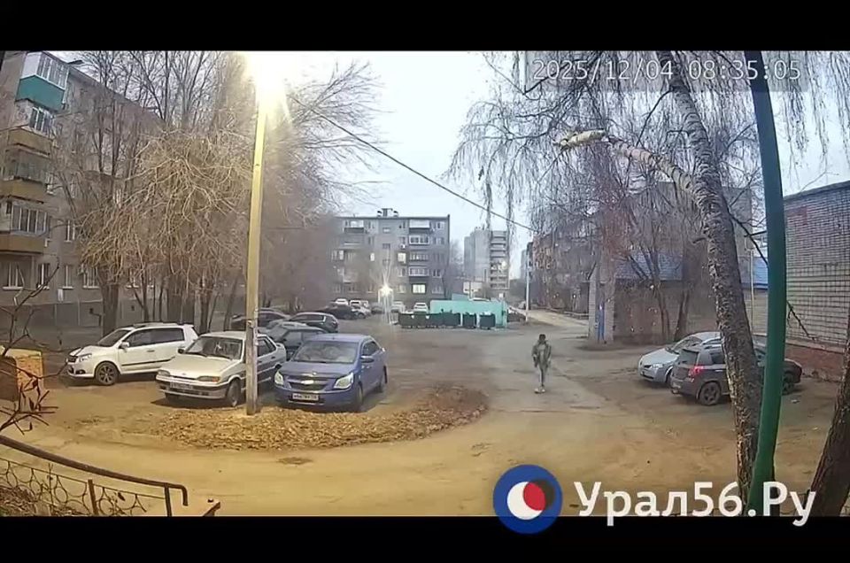 По улицам Орска ходит неадекватный мужчина с пистолетом и стреляет