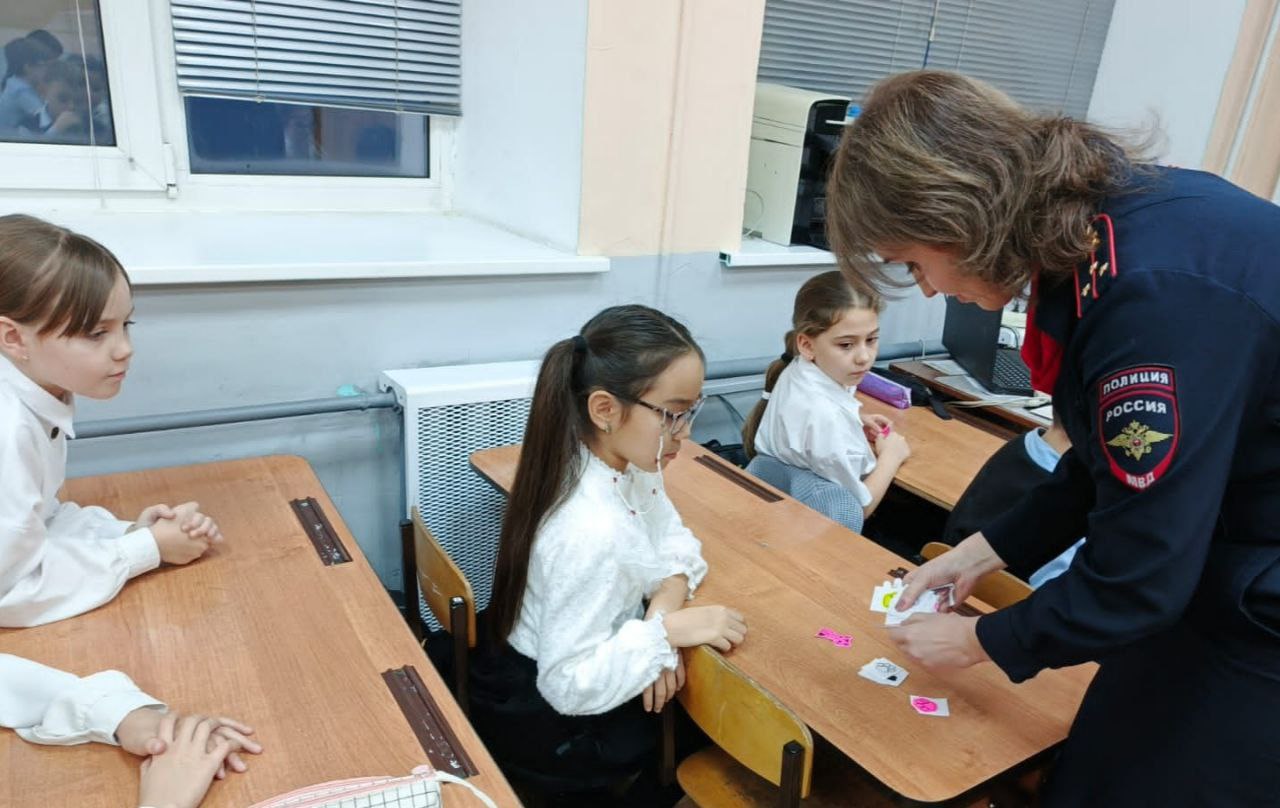 Сотрудники Госавтоинспекции провели беседу в автошколе ДОСААФ Орска с будущими кандидатами в водители, на тему: "Начинай по правилам" Сотрудники Госавтоинспекции провели беседу в автошколе ДОСААФ Орска с будущими кандидатами в водители, на тему: "Начинай по правилам"