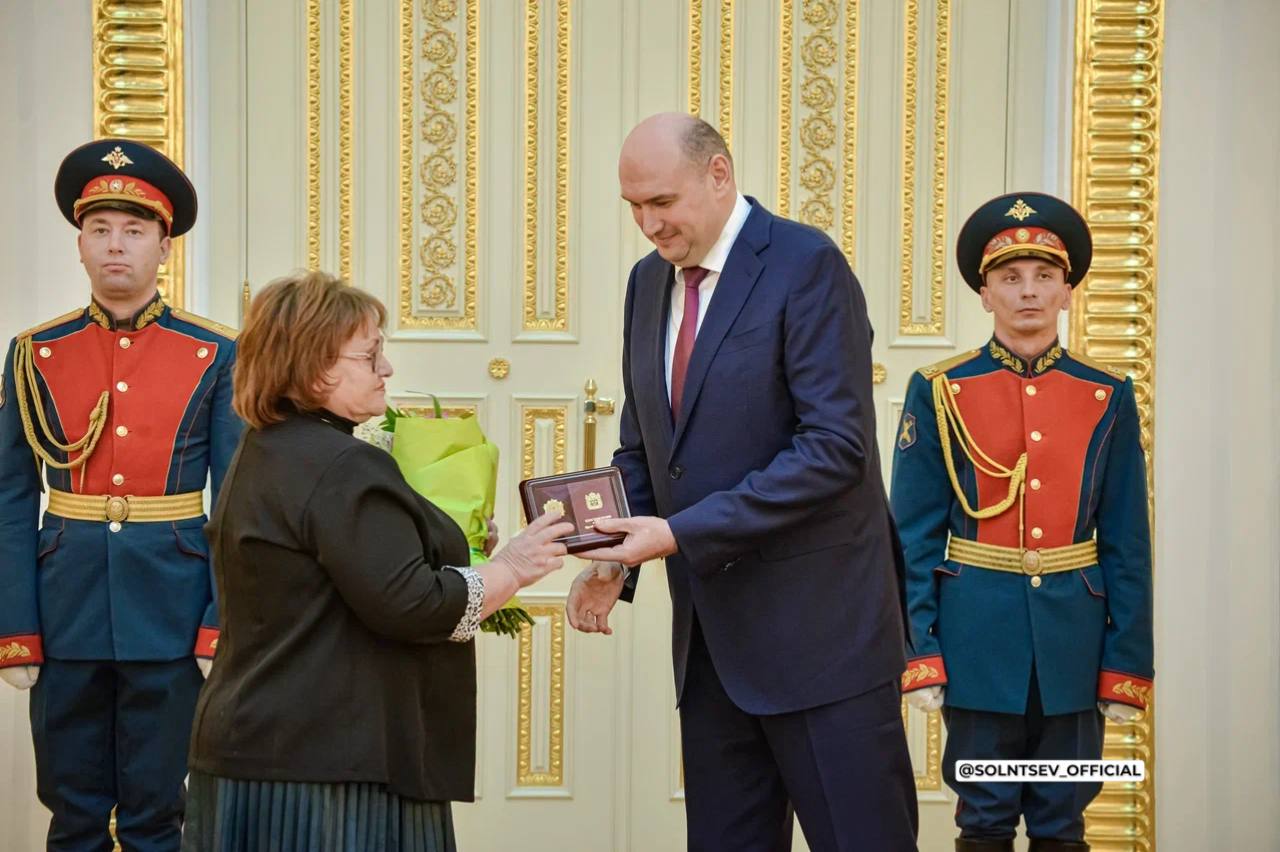 Евгений Солнцев: Накануне Дня героев Отечества вручил государственные и региональные награды жителям Оренбургской области Евгений Солнцев: Накануне Дня героев Отечества вручил государственные и региональные награды жителям Оренбургской области