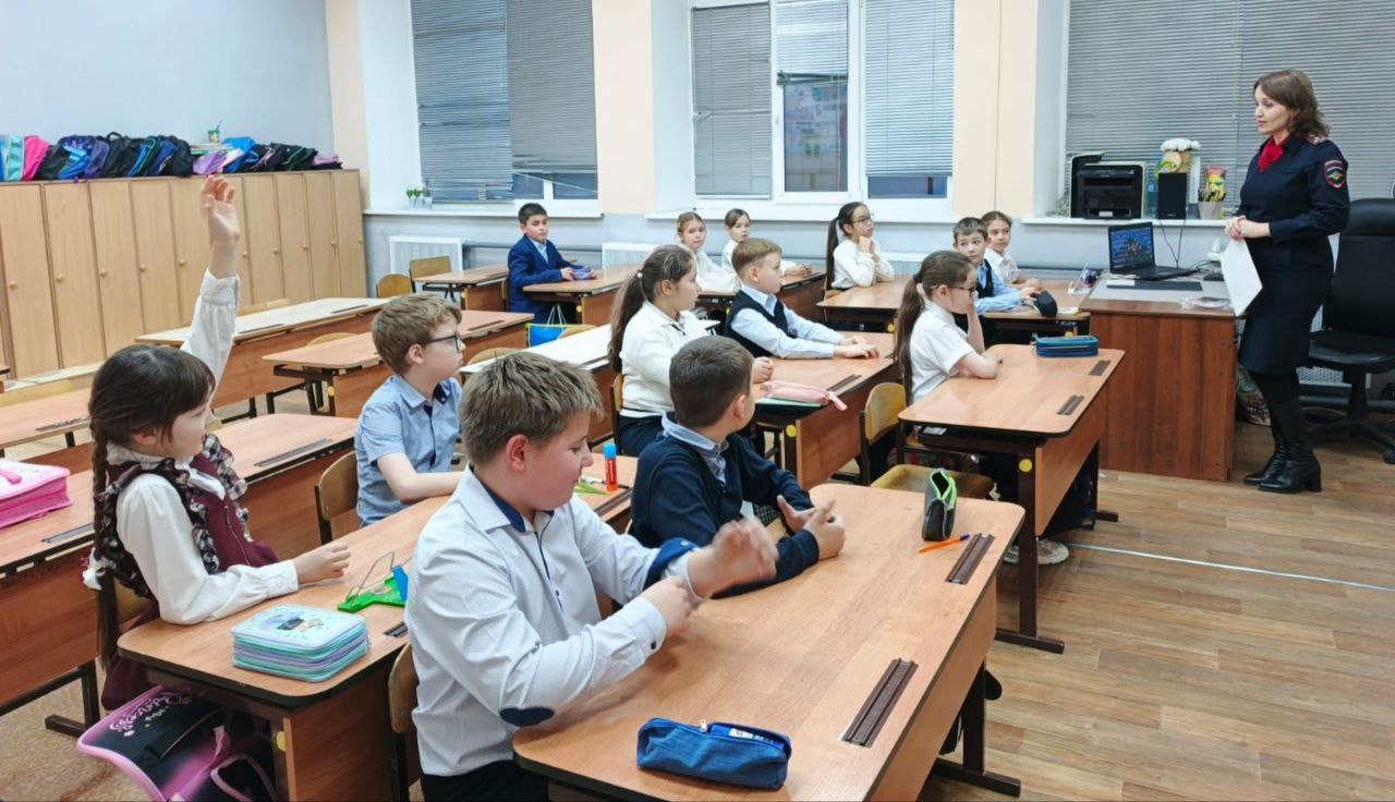 Сотрудники Госавтоинспекции провели беседу в автошколе ДОСААФ Орска с будущими кандидатами в водители, на тему: "Начинай по правилам" Сотрудники Госавтоинспекции провели беседу в автошколе ДОСААФ Орска с будущими кандидатами в водители, на тему: "Начинай по правилам"