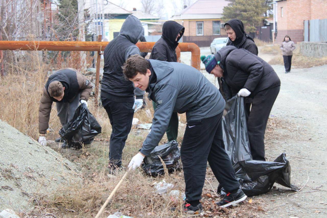 Добровольцы навели порядок в Старом городе Добровольцы навели порядок в Старом городе