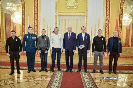 Евгений Солнцев: Накануне Дня героев Отечества вручил государственные и региональные награды жителям Оренбургской области