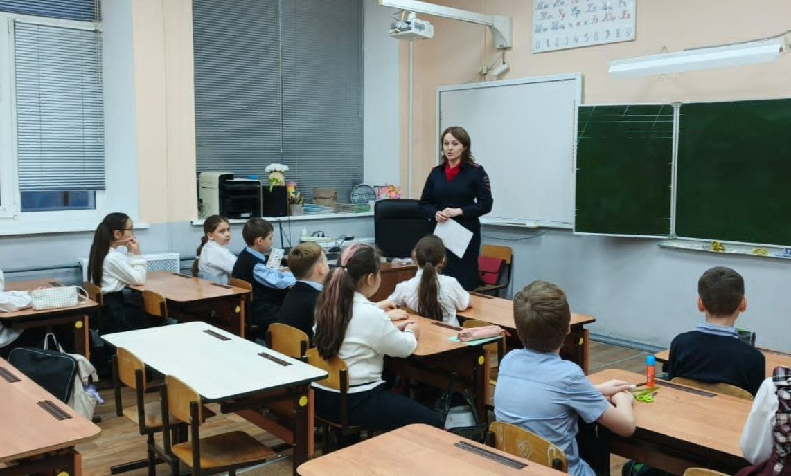 Сотрудники Госавтоинспекции провели беседу в автошколе ДОСААФ Орска с будущими кандидатами в водители, на тему: "Начинай по правилам" Сотрудники Госавтоинспекции провели беседу в автошколе ДОСААФ Орска с будущими кандидатами в водители, на тему: "Начинай по правилам"