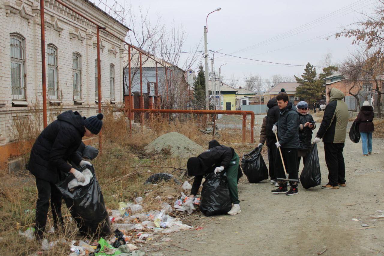 Добровольцы навели порядок в Старом городе Добровольцы навели порядок в Старом городе