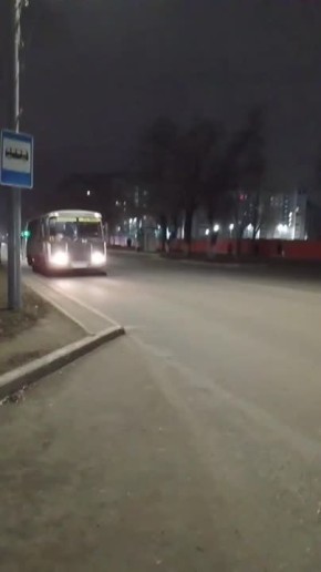 «Доброе утро! Оренбург. Остановка «Дружба» на ул. Брестской, 5, на видео автобус №51 проезжает мимо