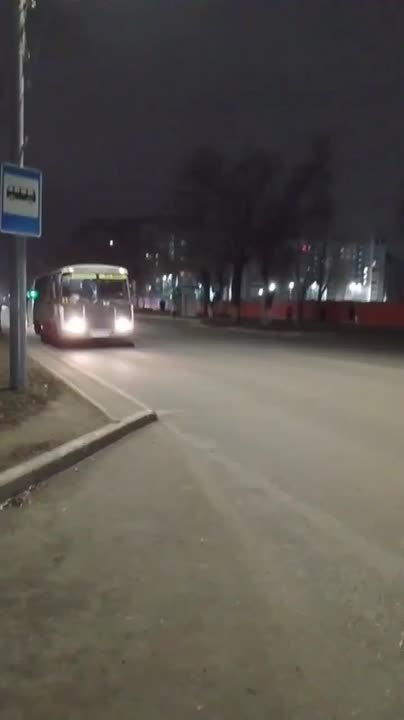 «Доброе утро! Оренбург. Остановка «Дружба» на ул. Брестской, 5, на видео автобус №51 проезжает мимо