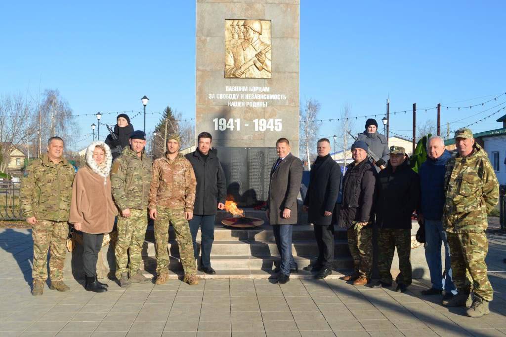 Евгений Солнцев: Сегодня всё Оренбуржье отдаёт дань памяти Героям Отечества Евгений Солнцев: Сегодня всё Оренбуржье отдаёт дань памяти Героям Отечества