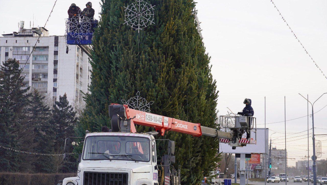 Новогоднюю елку в сквере имени Ю.А. Гагарина Оренбурга готовят к открытию Новогоднюю елку в сквере имени Ю.А. Гагарина Оренбурга готовят к открытию