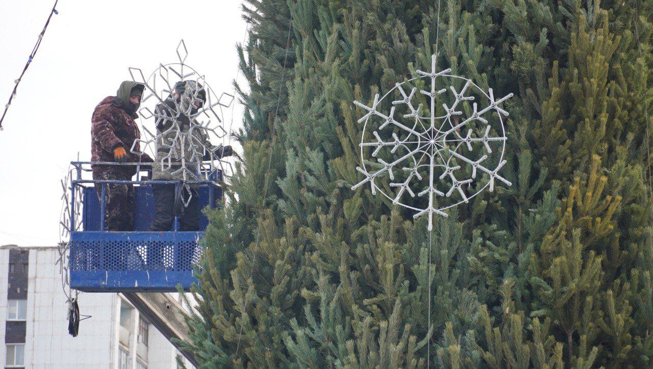 Новогоднюю елку в сквере имени Ю.А. Гагарина Оренбурга готовят к открытию Новогоднюю елку в сквере имени Ю.А. Гагарина Оренбурга готовят к открытию