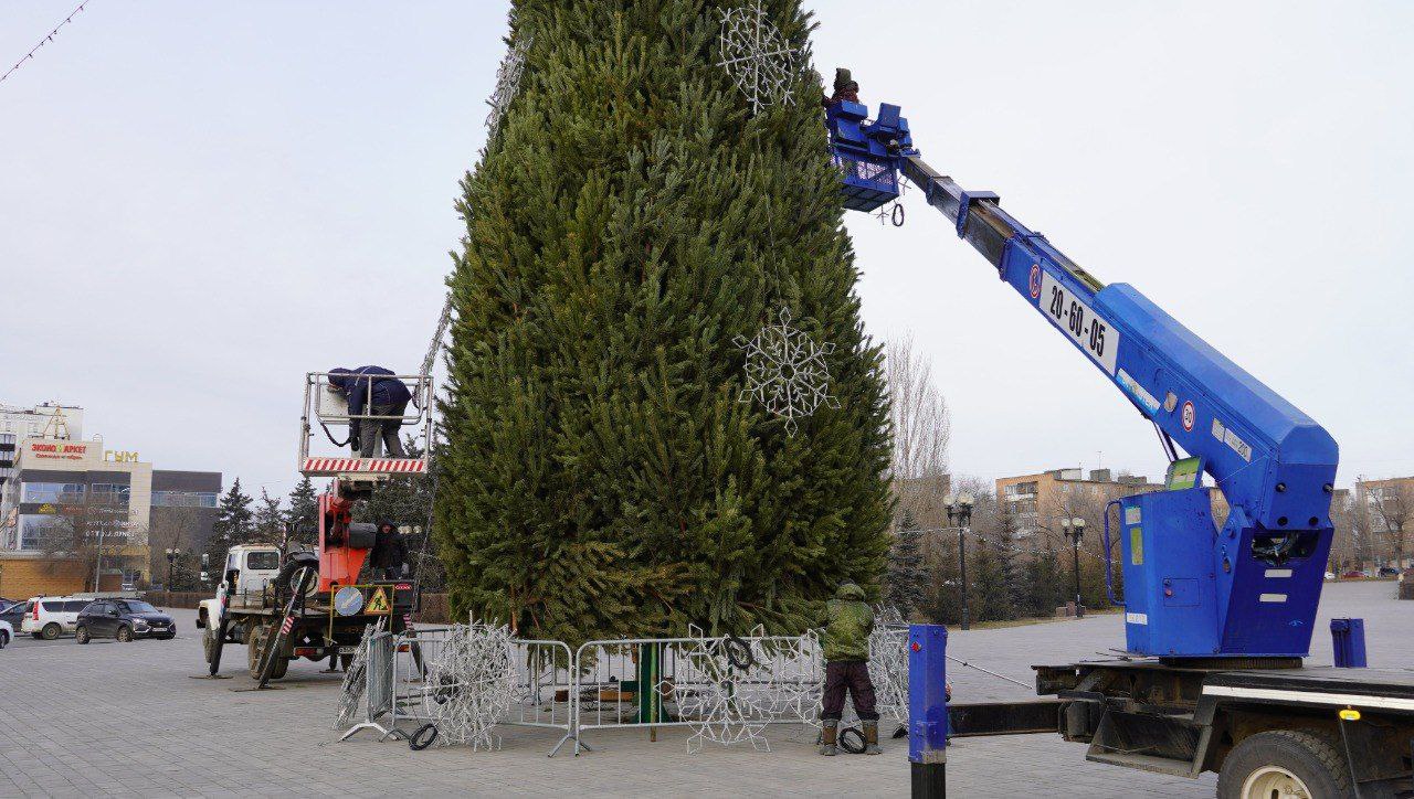 Новогоднюю елку в сквере имени Ю.А. Гагарина Оренбурга готовят к открытию Новогоднюю елку в сквере имени Ю.А. Гагарина Оренбурга готовят к открытию