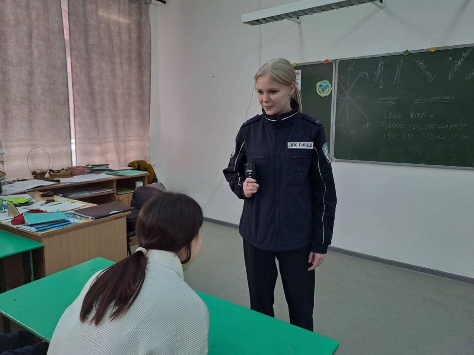 Как сохранить жизнь на дороге и кем можно стать в будущем — об этом учащимся Куруильской и Зиянчуринской школ рассказали сотрудники Госавтоинспекции Как сохранить жизнь на дороге и кем можно стать в будущем — об этом учащимся Куруильской и Зиянчуринской школ рассказали сотрудники Госавтоинспекции