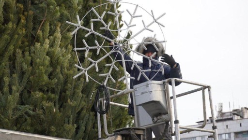 В сквере им. Ю.А. Гагарина Оренбурга собрали 22-метровую елку с натуральной хвоей