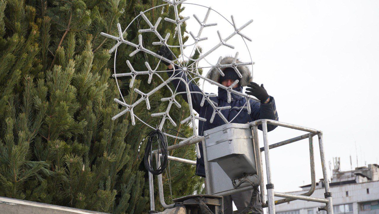Новогоднюю елку в сквере имени Ю.А. Гагарина Оренбурга готовят к открытию Новогоднюю елку в сквере имени Ю.А. Гагарина Оренбурга готовят к открытию