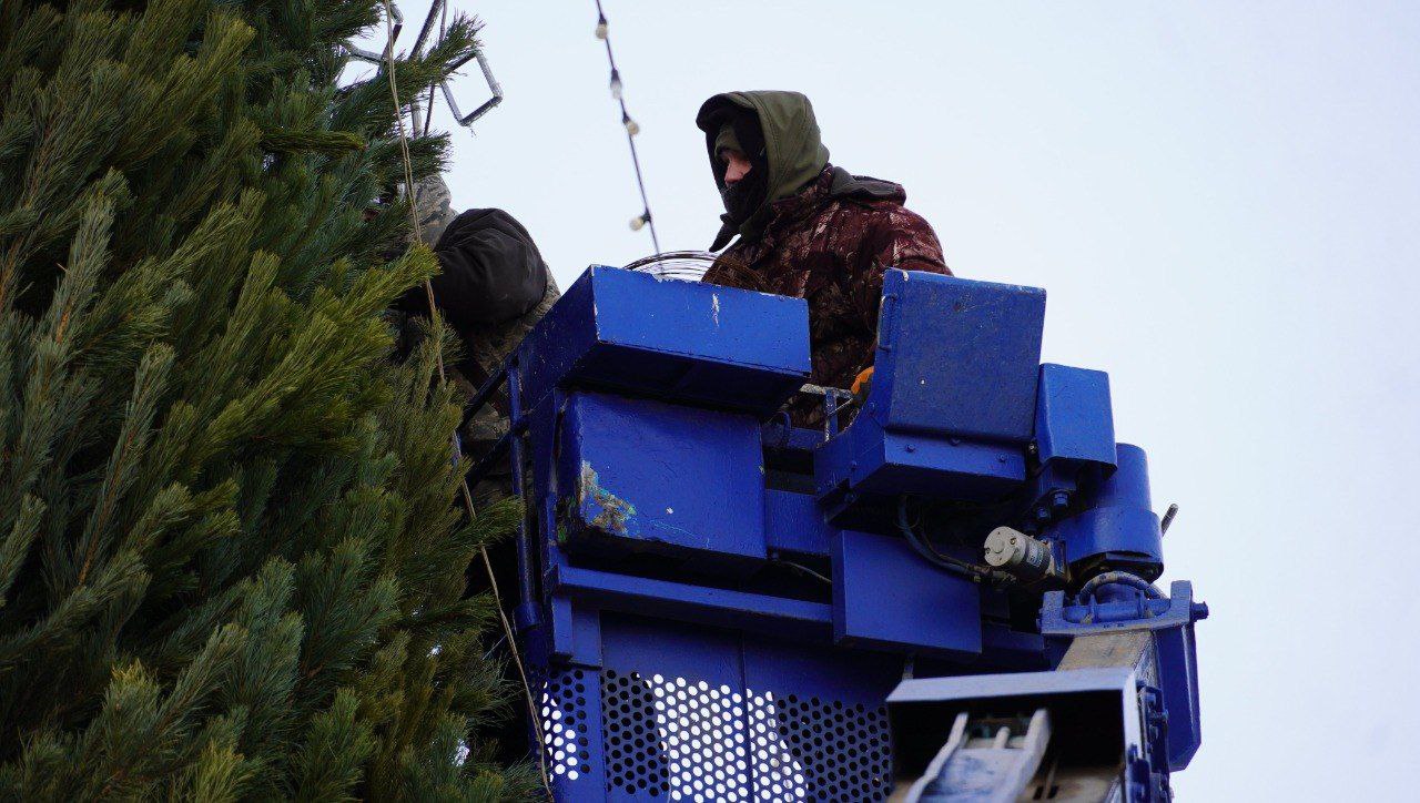 Новогоднюю елку в сквере имени Ю.А. Гагарина Оренбурга готовят к открытию Новогоднюю елку в сквере имени Ю.А. Гагарина Оренбурга готовят к открытию